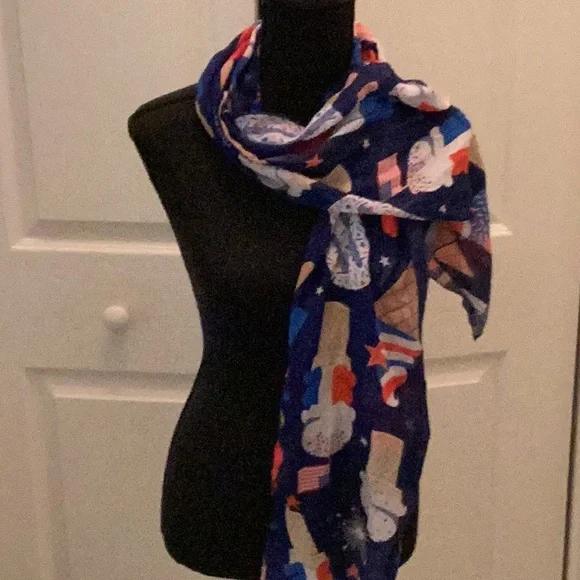 ❤️🇺🇸NWOT Fun Flag Scarf Closet Must Have ❤️🇺🇸 - Picture 7 of 7